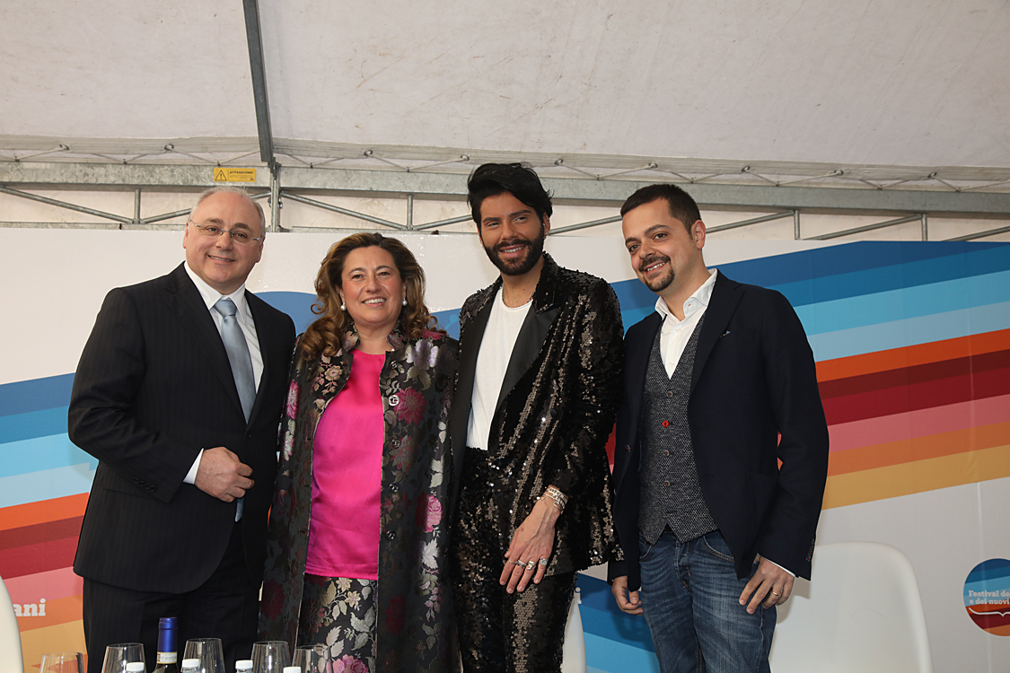 Festival della TV e dei Nuovi Media 2019_233.jpg - Real Time, la Tv delle meraviglie Un  racconto di storie e persone reali con contenuti attuali e uno stile innovativo in costante evoluzione,  ci porta con i suoi protagonisti nel mondo meraviglioso di due programmi divenuti ormai cult:  “Il Castello delle cerimonie” e “Il Salone delle Meraviglie”.Federico Lauri, Imma Polese, Gesualdo Vercio con Alessandra Comazzi.